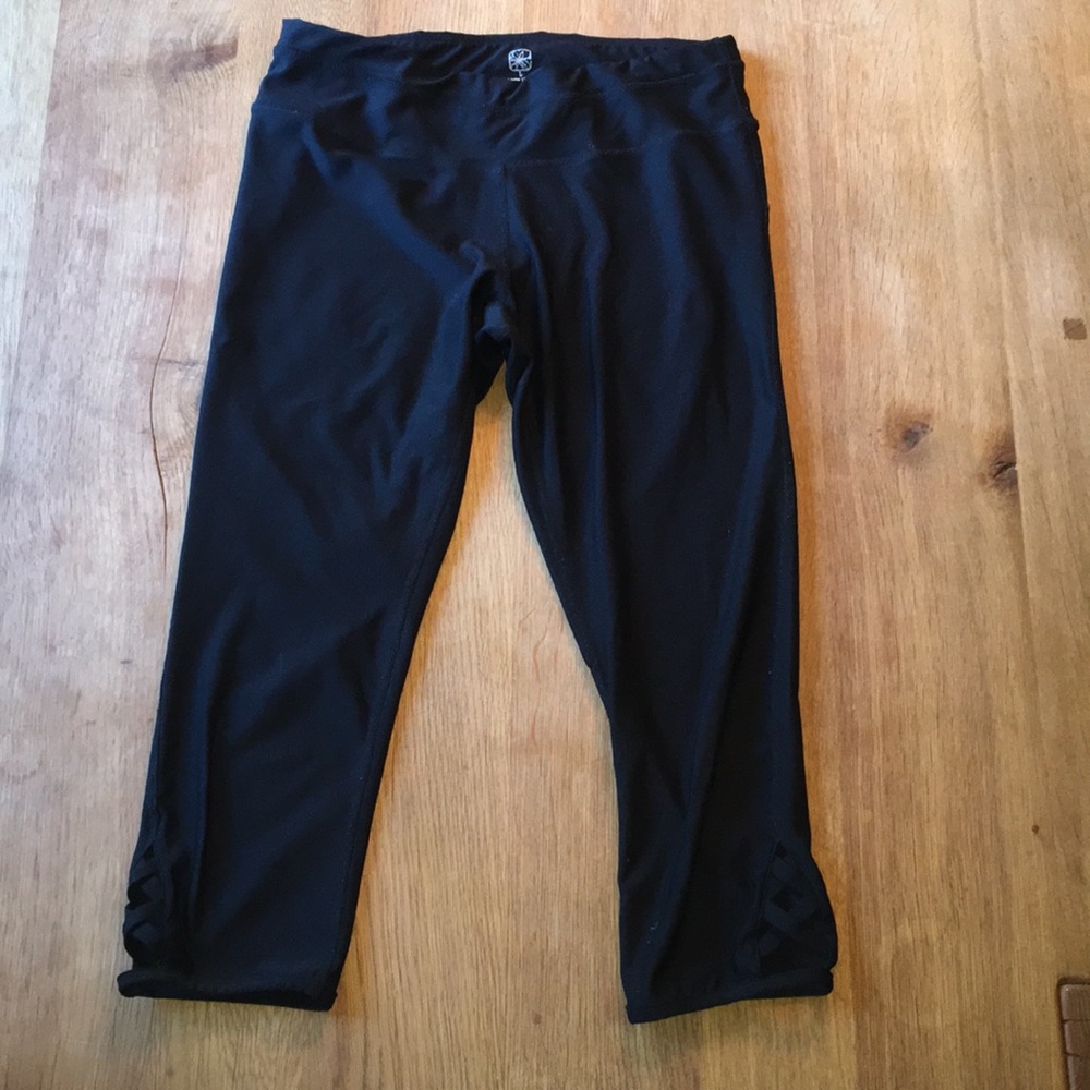 Crop leggings with crisscross detail